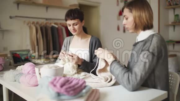 两名针织女工在纺织车间工作女人喜欢编织视频的预览图