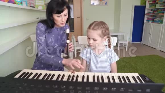 女老师教女孩演奏合成吹笛视频的预览图