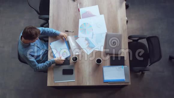 男性从事文件工作视频的预览图