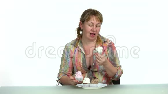 胖女人坐着吃甜食视频的预览图
