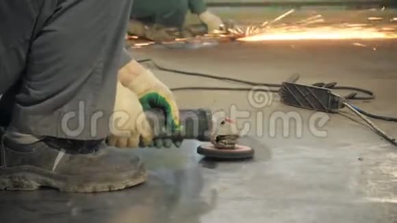 工人用磨床保护金属表面厂房车间工人工业视频的预览图