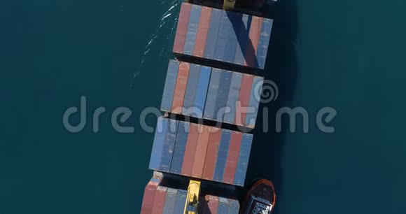货船的空中景观大型海运集装箱船视频的预览图