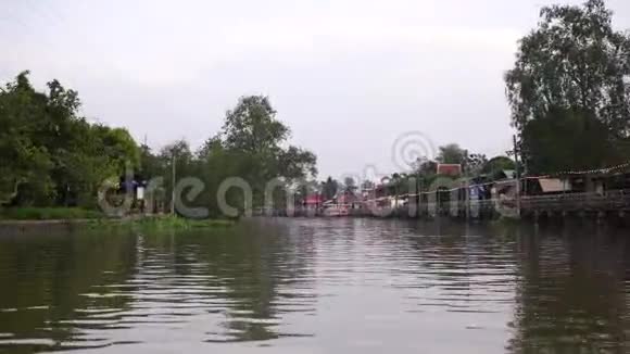 前景在KhwaeOm运河巡航河流视频的预览图