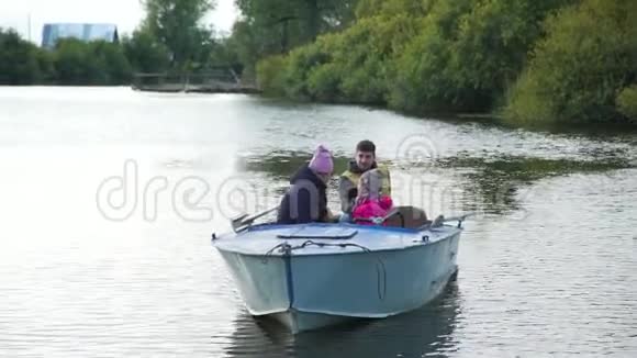秋日在湖上驾舟视频的预览图