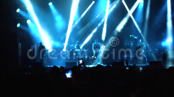 人们喜欢现场音乐节音乐会活动在电话上拍摄慢动作视频的预览图