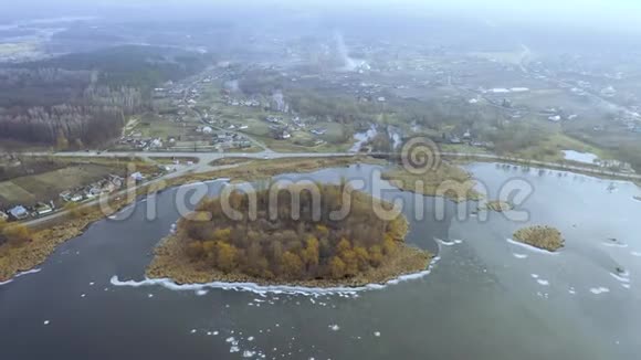 河中央的荒岛和城市的平凡生活视频的预览图