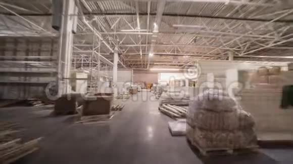 未来工厂车间在明亮光线下的运动视频的预览图
