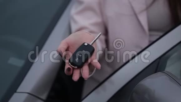 年轻女子拿着新车的钥匙汽车购买或租赁概念视频的预览图