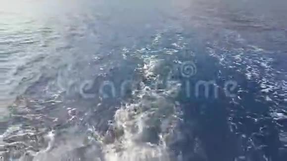 在快速移动的摩托艇后面的水面上的小径120fps视频的预览图