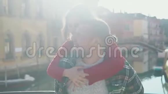 女人坐在她男朋友背上他们在威尼斯的夕阳下飞来飞去爱情关系家庭视频的预览图