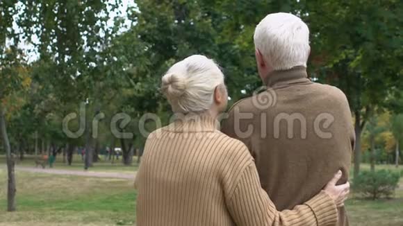 白发苍苍的男人和女人温柔地看着对方背影视频的预览图