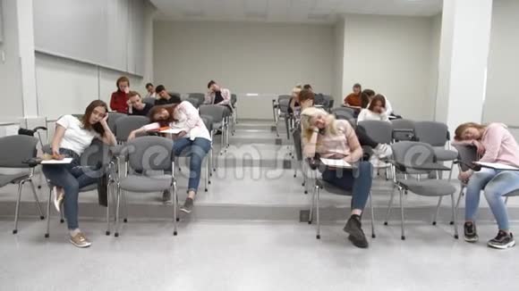 学生睡在大学教室的椅子上视频的预览图