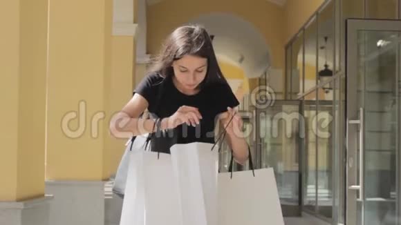 购物女孩喜欢购物跳跃快乐购物视频的预览图
