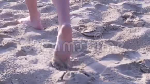 踮起脚尖走路的女孩视频的预览图