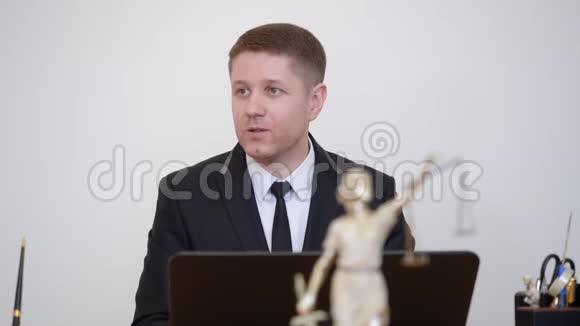 肖像男律师在律师办公室谈论他们的雕像法律咨询视频的预览图