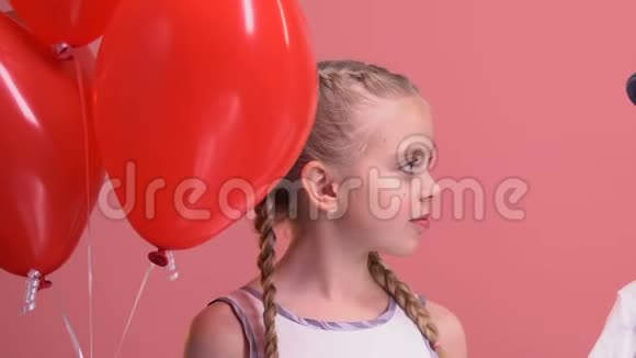 男孩和女孩拿着气球互相欣赏一见钟情视频的预览图