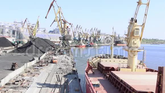 一艘大型货船停泊在港口码头等待散货海运视频的预览图