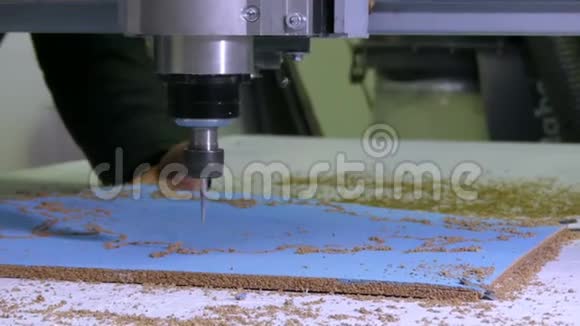 工厂车间的车床和钻孔机在纸纸箱上打洞视频的预览图