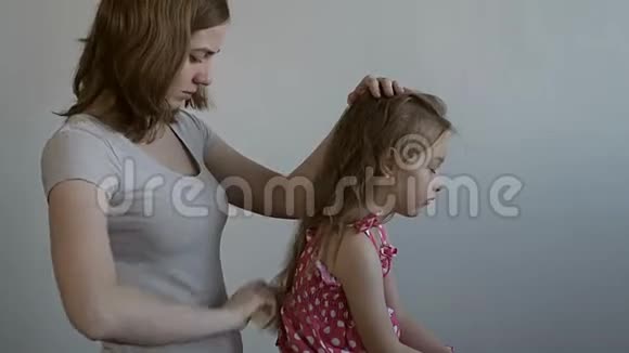 母亲梳女儿头发视频的预览图