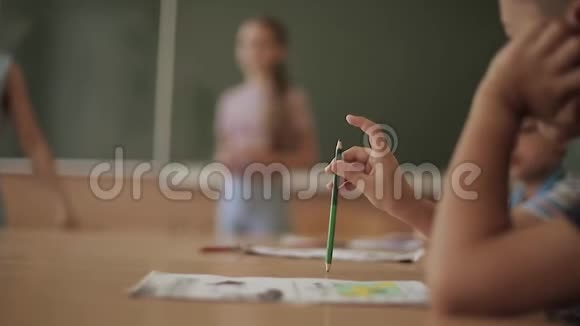 小学生在教室里举手小学教育视频的预览图