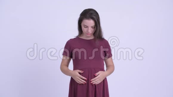年轻迷茫的孕妇耸肩视频的预览图