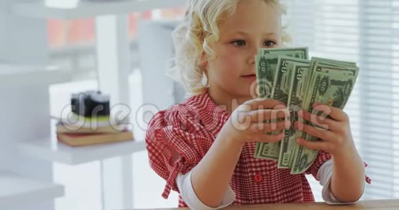 儿童企业主管计算货币视频的预览图