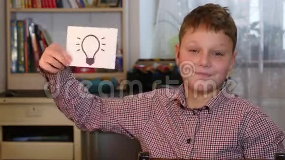 男孩抱着理想球视频的预览图