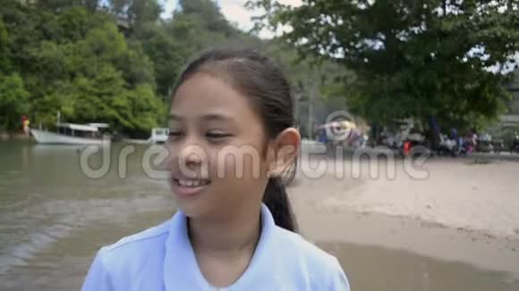 小可爱的女孩在海滩上快乐地散步视频的预览图