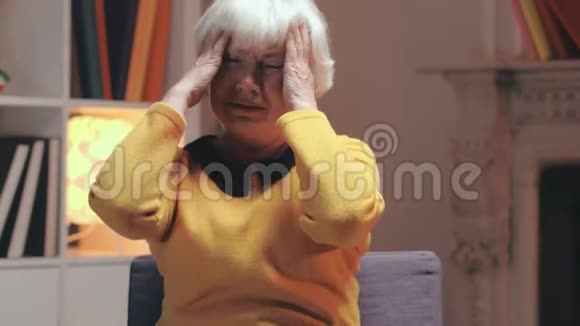 老年妇女痛苦和痛苦中哭泣的肖像视频的预览图