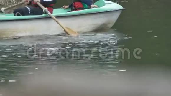 在湖上轻松划桨视频的预览图