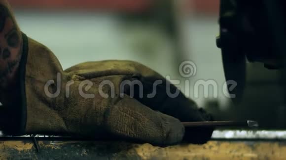 机械切割金属与磨床在工厂车间金属加工视频的预览图