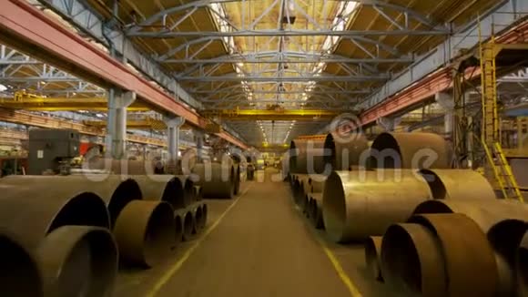 工厂车间堆放的大直径管道视频的预览图