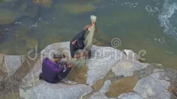 鸟瞰渔人放鱼放袋坐岩视频的预览图