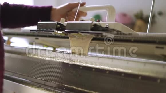 纺织车间针织机女工手工编织图案视频的预览图
