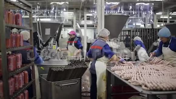 香肠生产的大型车间穿制服的工人做香肠视频的预览图