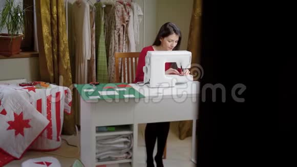 年轻漂亮的女人在纺织车间工作视频的预览图