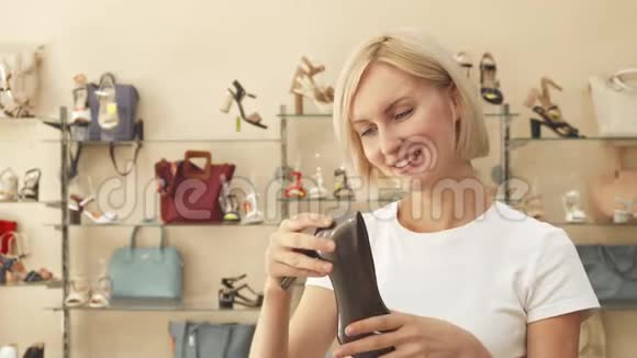女人惊讶于鞋价视频的预览图