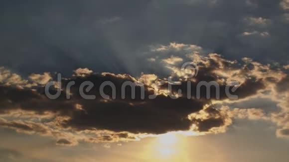 日落时的云时程视频的预览图