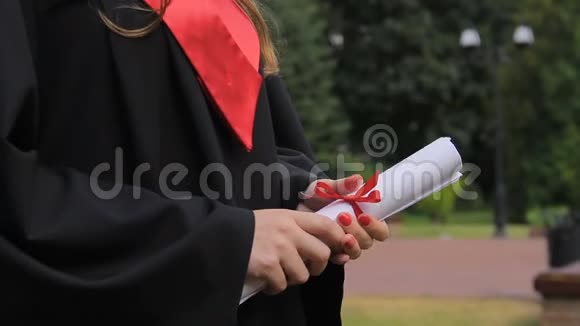 女毕业生学历持有毕业证书前途光明视频的预览图