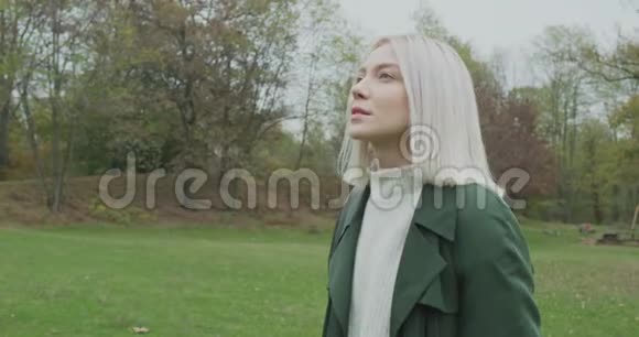 中弹白人金发女子斯洛莫走向秋天的树林跟着边框真正的年轻人讲故事视频的预览图