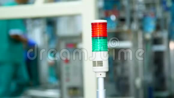 生产车间特写一盏红绿颜色的专用灯有一个制造过程一个工作视频的预览图