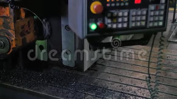 金属加工车床a在工厂车间加工工艺进行修理切割金属现代加工技术视频的预览图
