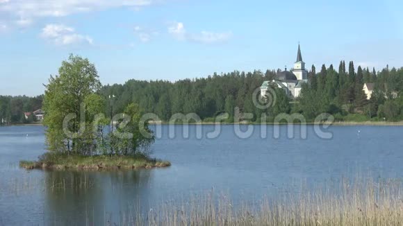 观帕皮兰拉提湖和鲁科拉提古教堂芬兰视频的预览图