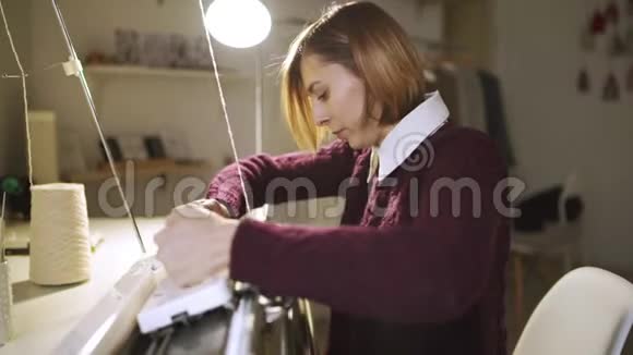 纺织车间织布机上的女青年针织品视频的预览图