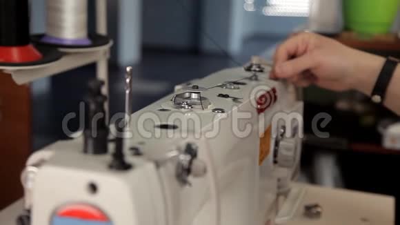 缝纫机在生产车间工作视频的预览图