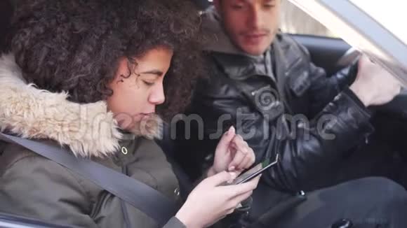 汽车旅行中使用手机导航的情侣视频的预览图