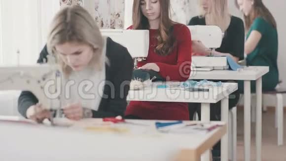 纺织类车间里的年轻女针头视频的预览图