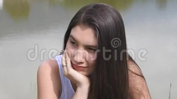 少女白日梦和坐在湖边视频的预览图