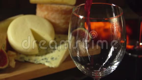 红酒倒入酒杯视频的预览图