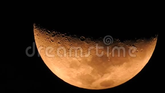 暗夜黄月运动的相位视频的预览图
